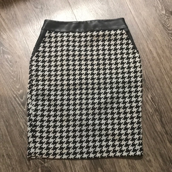 Express Dresses & Skirts - Houndstooth Pencil Skirt with pockets
